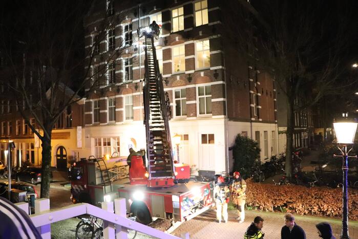 Portiekwoningen ontruimd door brand in spouwmuur