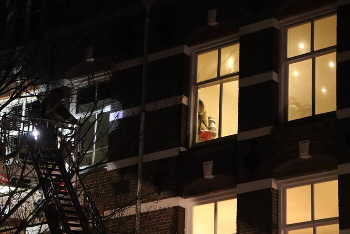 Portiekwoningen ontruimd door brand in spouwmuur