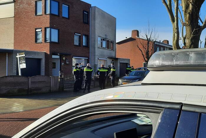 Politie en forensische specialisten doen onderzoek in woning