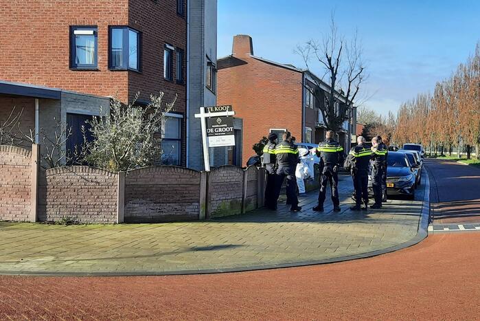 Politie en forensische specialisten doen onderzoek in woning