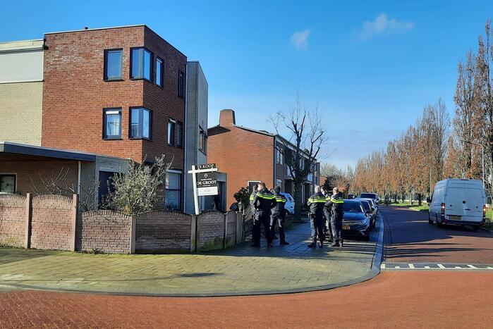 Politie en forensische specialisten doen onderzoek in woning
