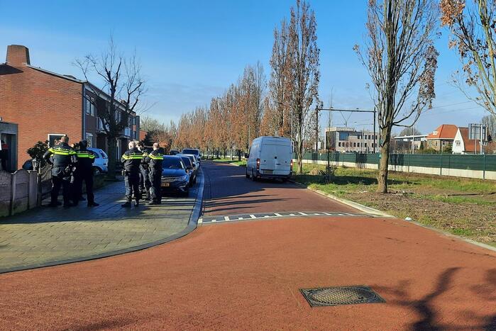 Politie en forensische specialisten doen onderzoek in woning