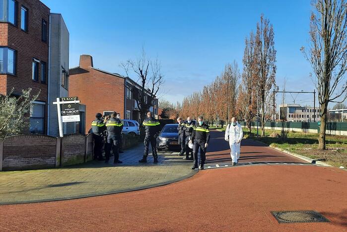 Politie en forensische specialisten doen onderzoek in woning