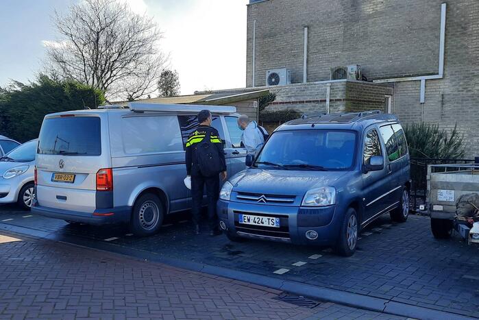 Politie en forensische specialisten doen onderzoek in woning