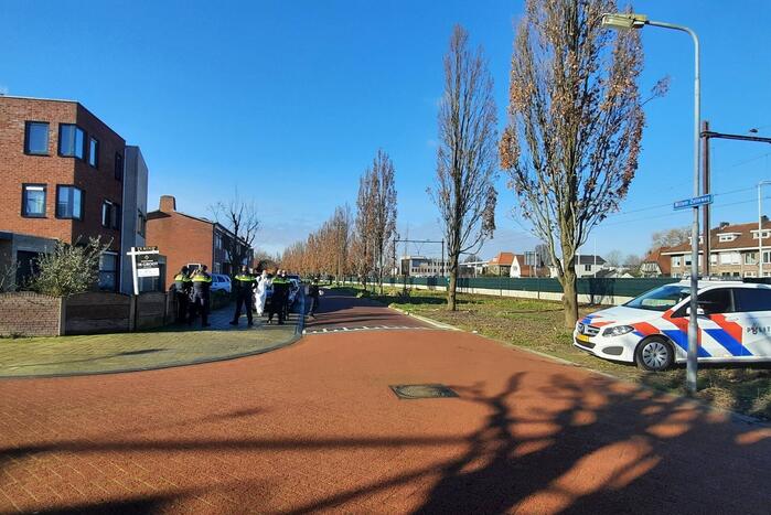 Politie en forensische specialisten doen onderzoek in woning