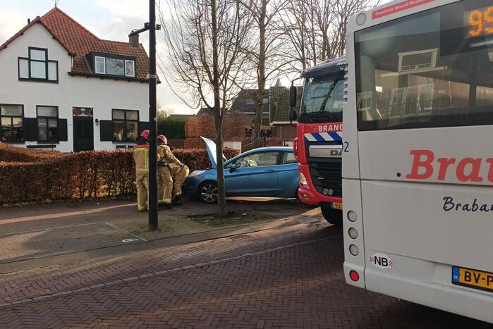 Automobilist botst tegen boom