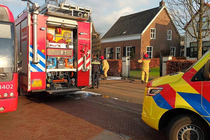 Automobilist botst tegen boom