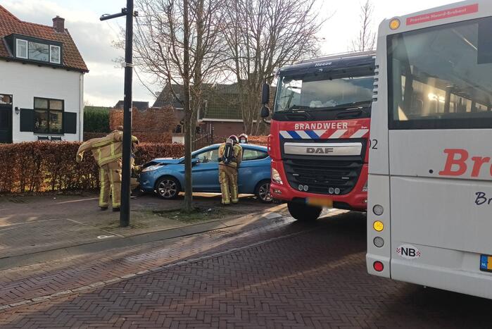 Automobilist botst tegen boom
