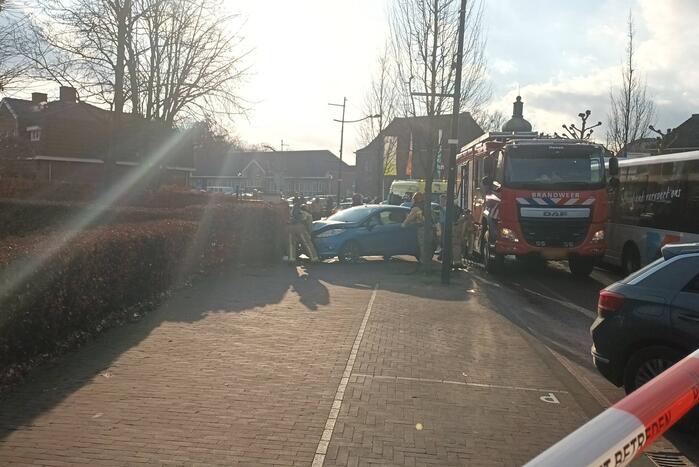 Automobilist botst tegen boom