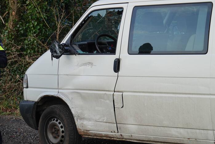 Motorrijder gewond bij aanrijding met busje