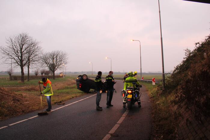 Bestuurder verliest macht over het stuur en slaat met voertuig ondersteboven