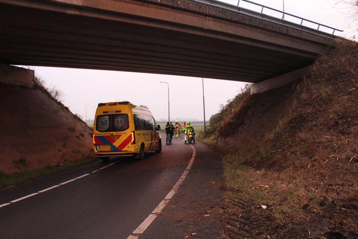 Bestuurder verliest macht over het stuur en slaat met voertuig ondersteboven
