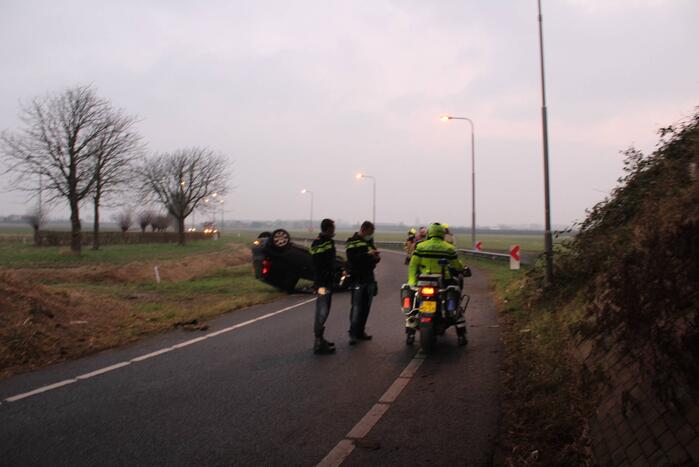 Bestuurder verliest macht over het stuur en slaat met voertuig ondersteboven