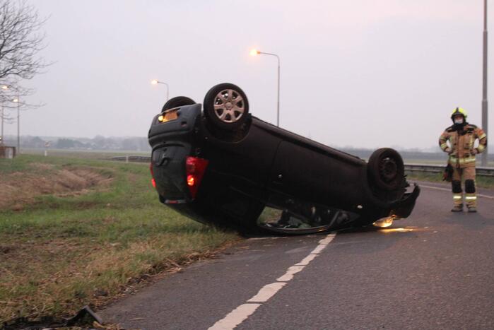 Bestuurder verliest macht over het stuur en slaat met voertuig ondersteboven