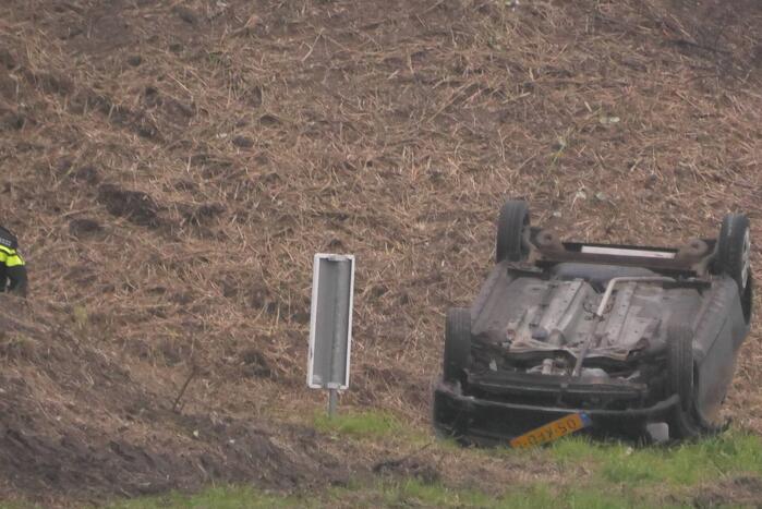 Bestuurder verliest macht over het stuur en slaat met voertuig ondersteboven