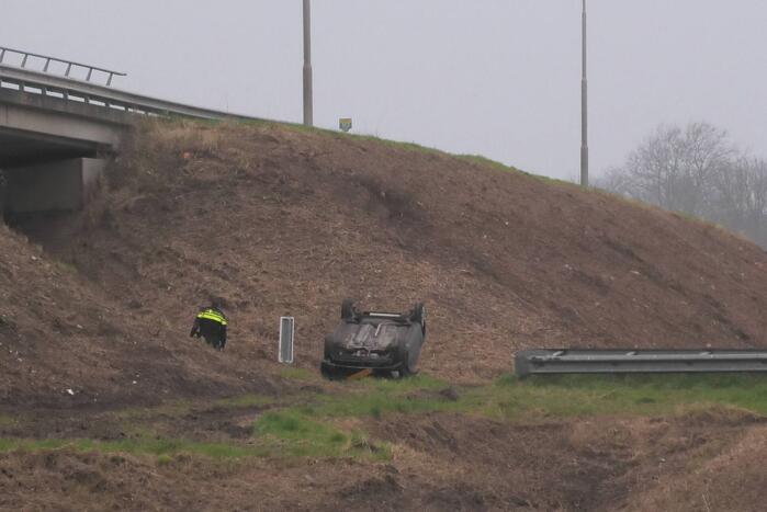 Bestuurder verliest macht over het stuur en slaat met voertuig ondersteboven