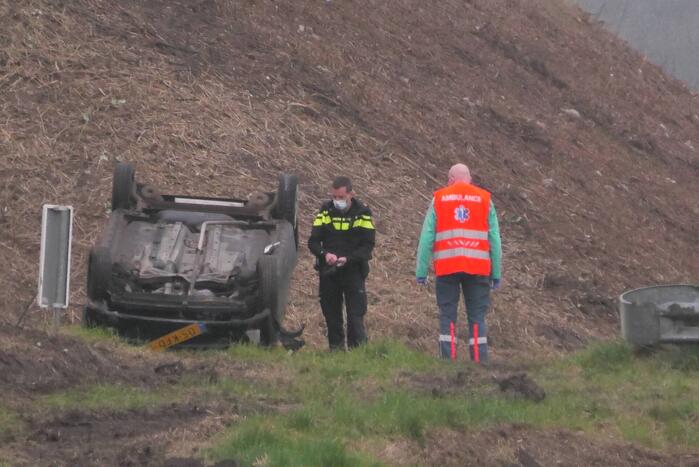 Bestuurder verliest macht over het stuur en slaat met voertuig ondersteboven