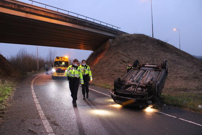 Bestuurder verliest macht over het stuur en slaat met voertuig ondersteboven