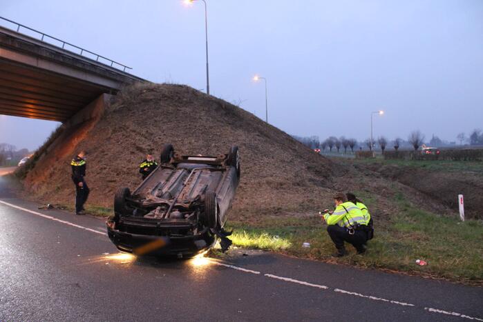 Bestuurder verliest macht over het stuur en slaat met voertuig ondersteboven