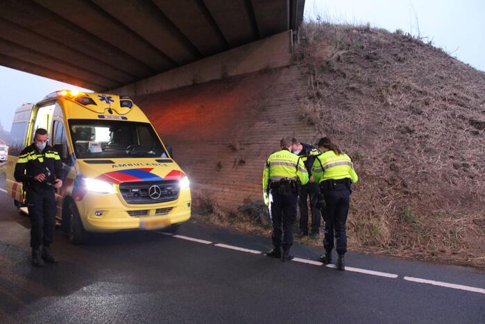 Bestuurder verliest macht over het stuur en slaat met voertuig ondersteboven