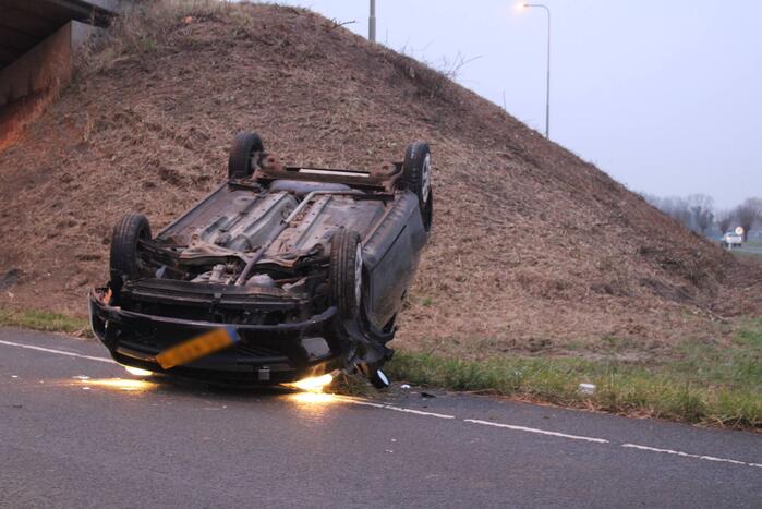 Bestuurder verliest macht over het stuur en slaat met voertuig ondersteboven