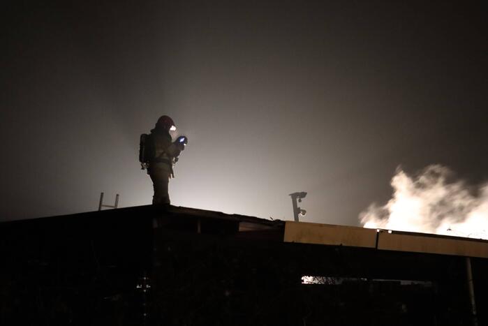 Veel rookontwikkeling bij brand in schuur