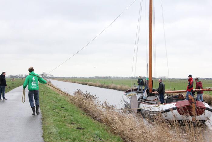 Skûtsje met paard teruggebracht naar ligplek