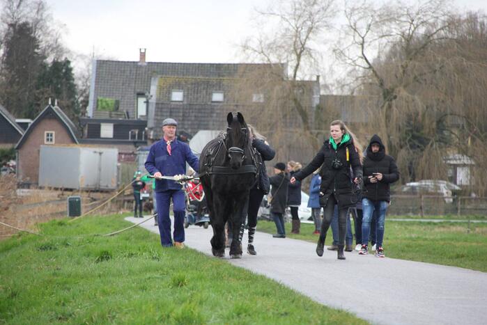 Skûtsje met paard teruggebracht naar ligplek