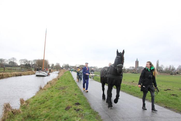 Skûtsje met paard teruggebracht naar ligplek