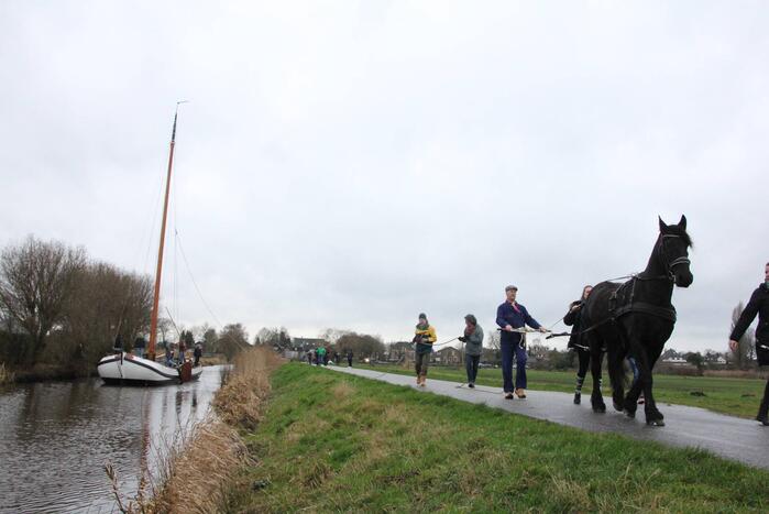 Skûtsje met paard teruggebracht naar ligplek