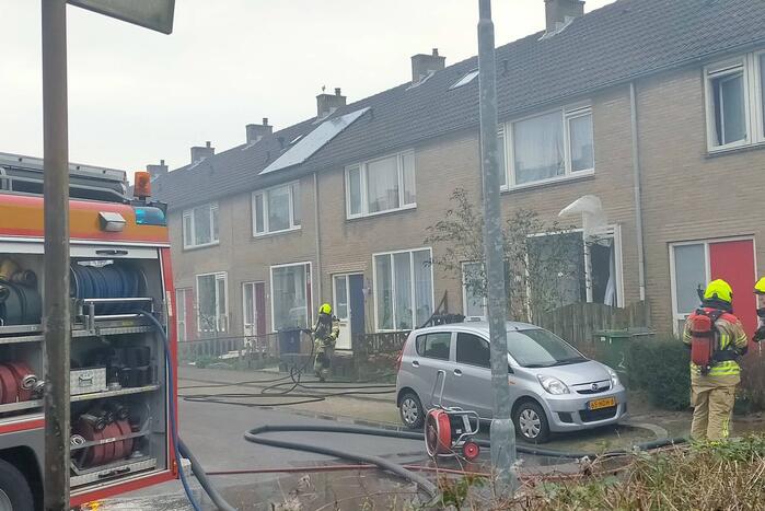 Brand in schutting slaat over naar woning