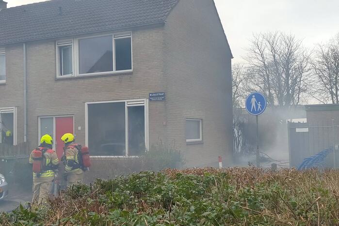 Brand in schutting slaat over naar woning