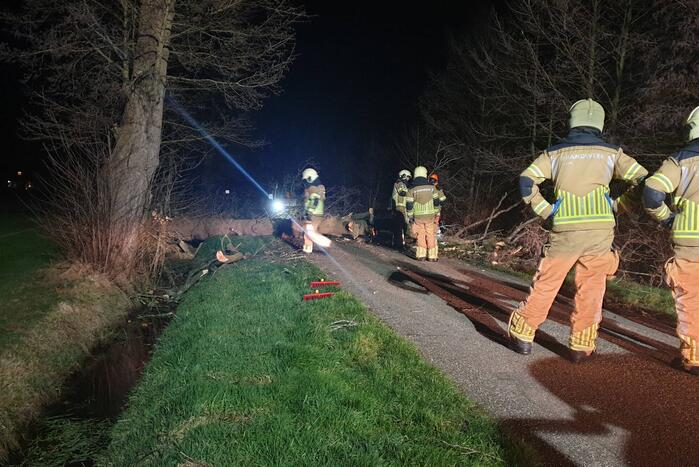 Brandweer ingezet voor omgewaaide boom