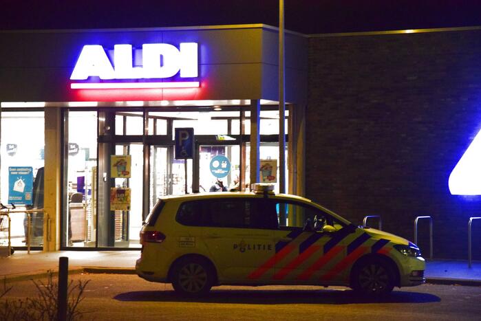 Politie doet onderzoek naar overval op supermarkt