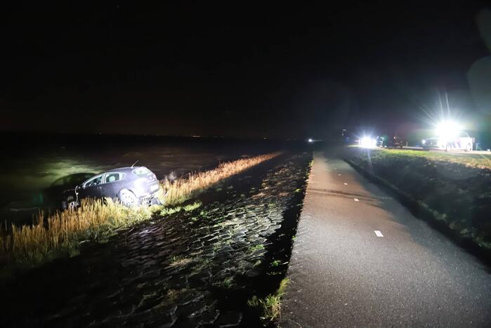 Auto belandt met neus in IJmeer