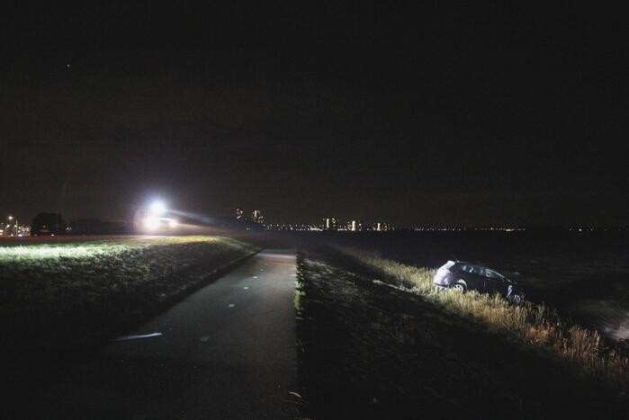 Auto belandt met neus in IJmeer