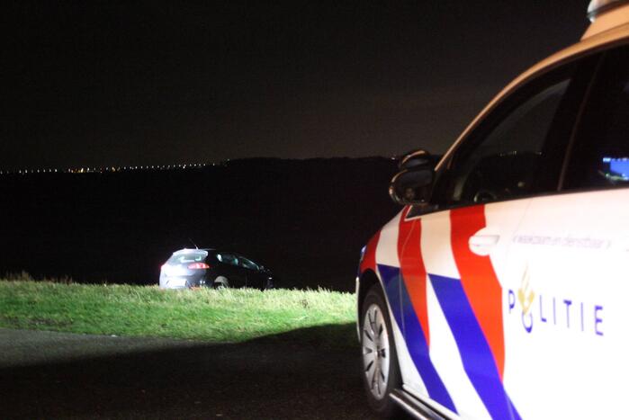 Auto belandt met neus in IJmeer