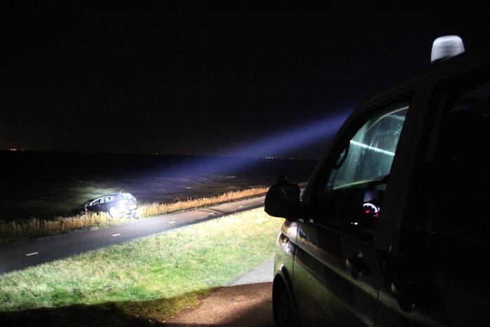 Auto belandt met neus in IJmeer