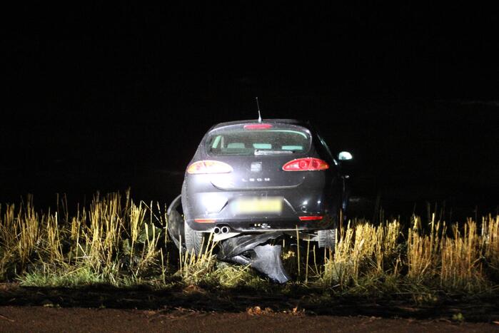 Auto belandt met neus in IJmeer