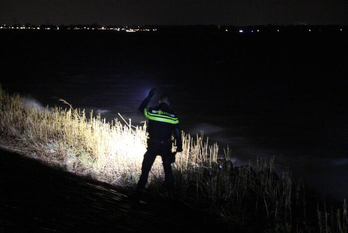 Auto belandt met neus in IJmeer