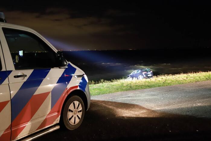 Auto belandt met neus in IJmeer