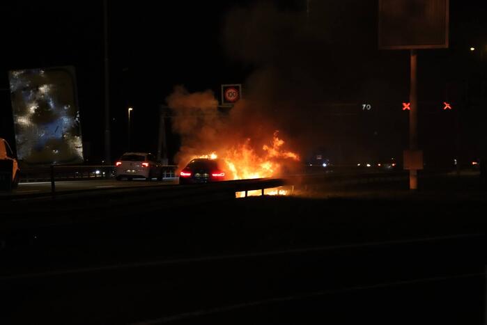 Auto uitgebrand op snelweg