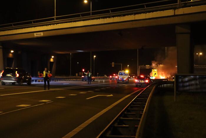 Auto uitgebrand op snelweg