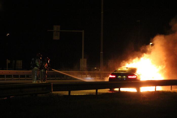 Auto uitgebrand op snelweg