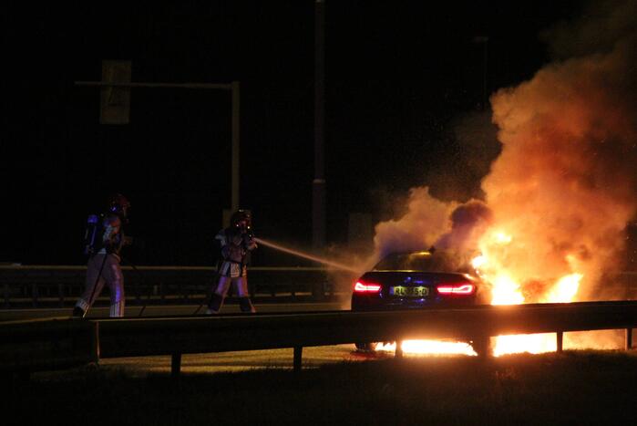 Auto uitgebrand op snelweg