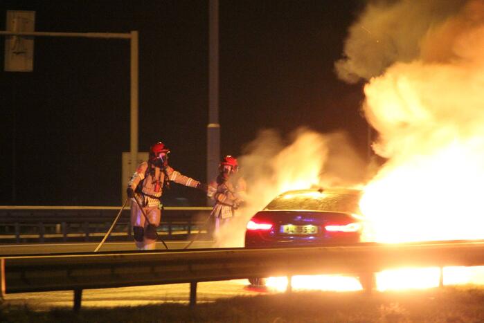 Auto uitgebrand op snelweg
