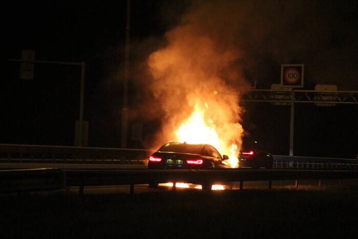 Auto uitgebrand op snelweg
