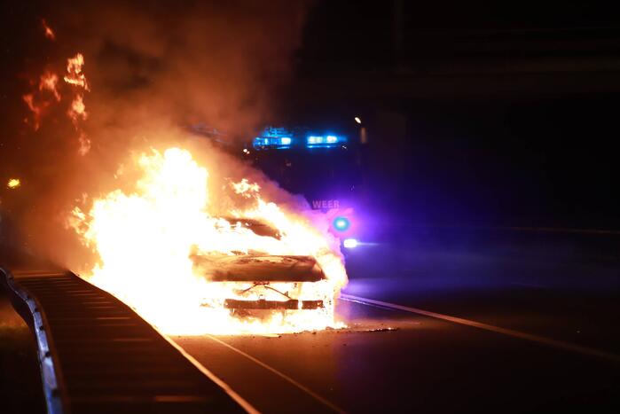 Auto uitgebrand op snelweg