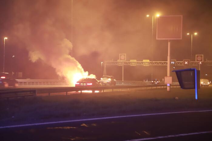 Auto uitgebrand op snelweg