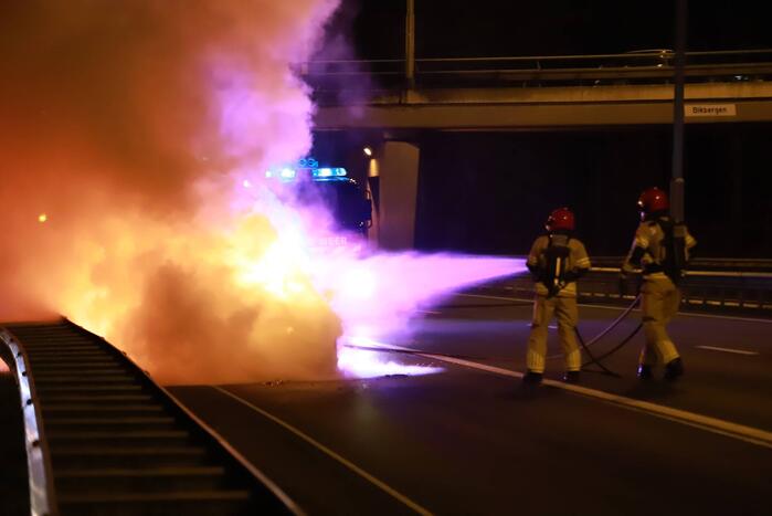 Auto uitgebrand op snelweg